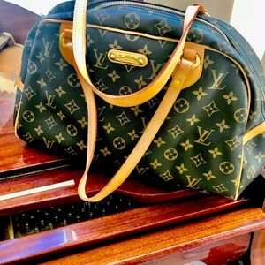 LOUIS VUITTON Monogram Canvas Montorgueil GM Bag.